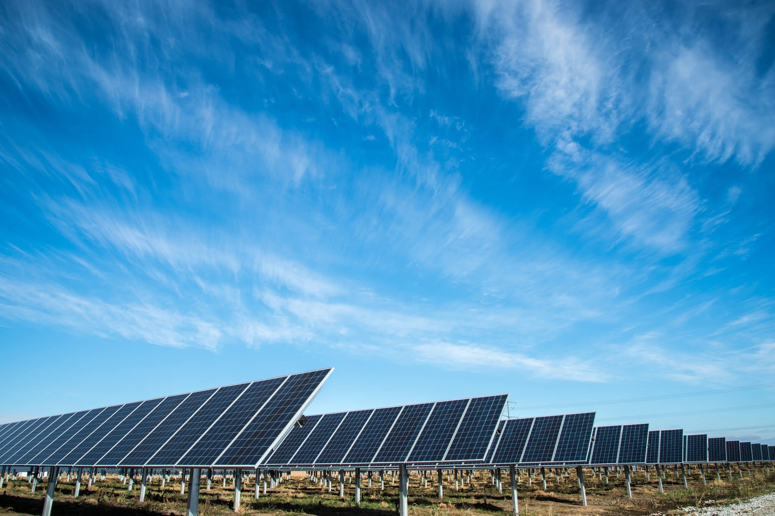 Sürdürülebilir ve doğal enerji kaynağı olan güneş panelleri görseli.